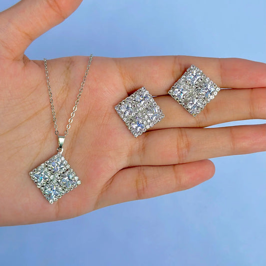 925 Exquisite Silver Pendant & Stud Set